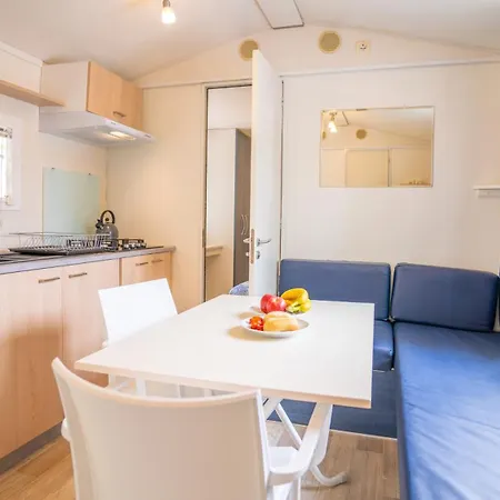 キャンプ場 Happy Camp Mobile Homes In Golden Sunset *