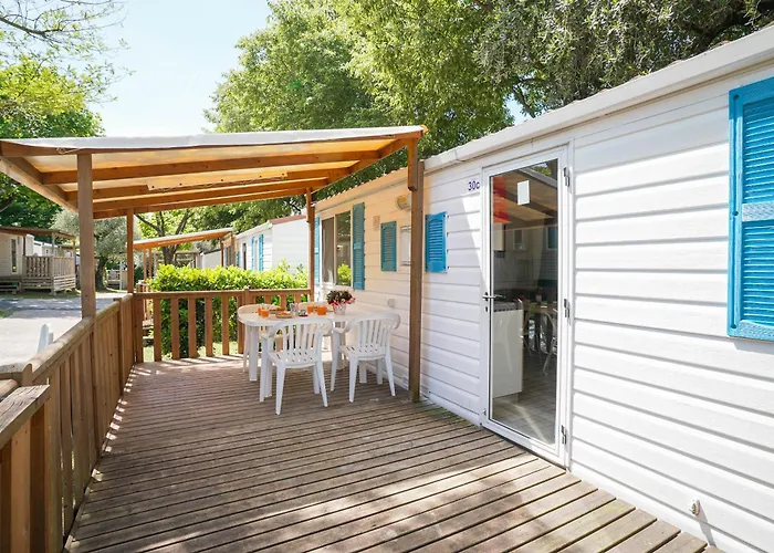 캠프장 Happy Camp Mobile Homes In Golden Sunset Alissos